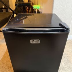 Black & Decker Mini Fridge 1.7 Cu Ft – Clean & Works Great (Dorm/Offic