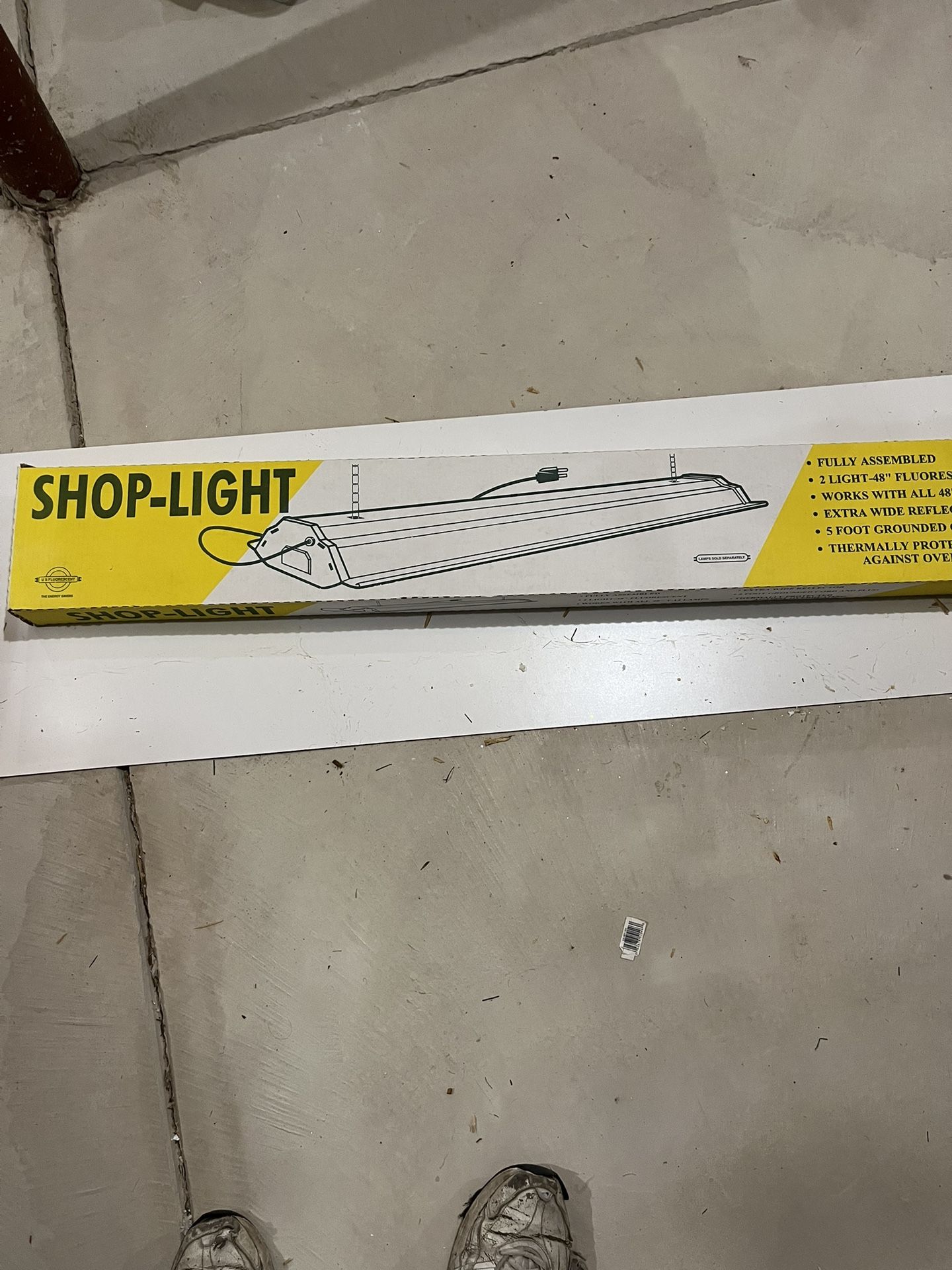 Shop Light/ Plugs into Outlet
