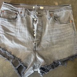 Women’s Levi’s shorts size 33