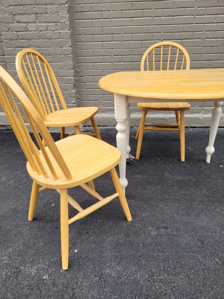 Kitchen Table With  3 Chairs Good Condition Pick Up In Bridgeport 