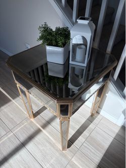 Elegant Mirrored/Glam Accent Table