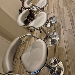3 Bar Stools Adjustables