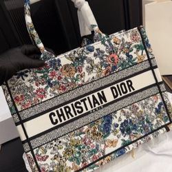 Embroidered tote bagni