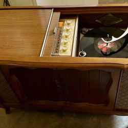 Antique Magnavox Stereophonic Micromatic High Fidelity Turntable and Radio Model 1ST647