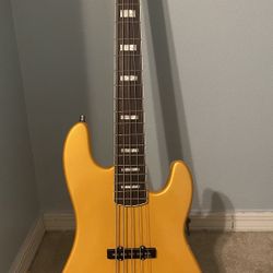 Markbass MB GV5 Gloxy 5 String Bass Guitar Metallic Yellow/MXR M80 Bass D.I.+ Bass Distortion Pedal