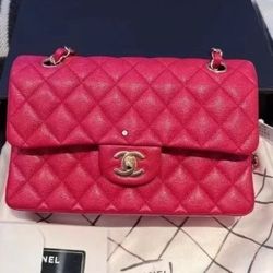 red chain bag
