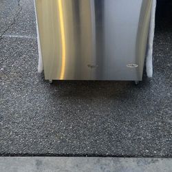 Whirlpool Dishwasher 24w) I Can Help You With Free Delivery Within 10 Miles Distance 
