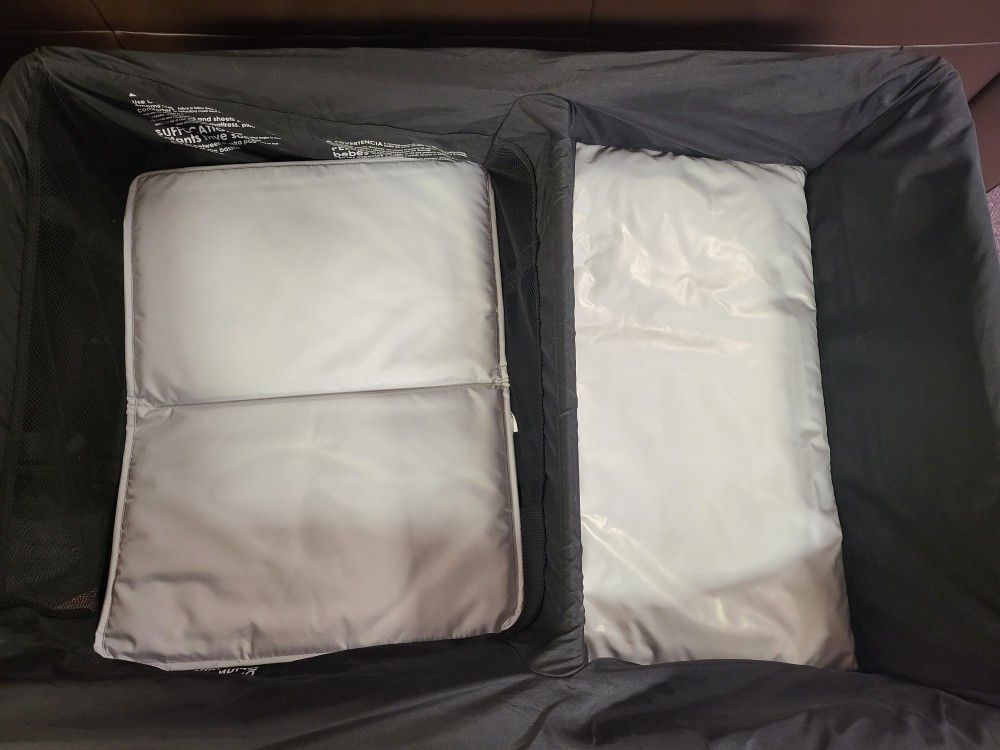 4Moms Breeze Plus Easy Fold Frame + Bassinet + Changer
