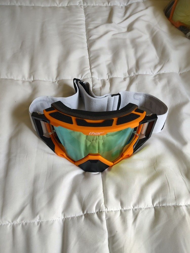 THOR MOTORCYCLE/BIKE GOGGLES. UV PROTECTION. ADJUSTABLE STRAP. NEW. PICKUP ONLY.