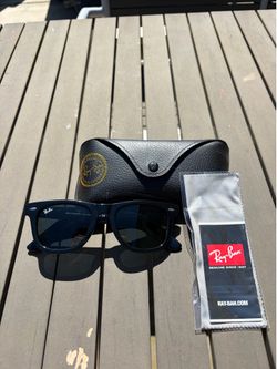 Black Ray-Ban Wayfare sun glasses