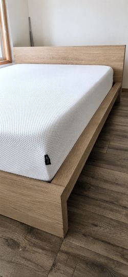 Very Nice Queen Ikea Malm Bed Frame w/ Slats and Zinus 12" Green Tea Cooling Gel Memory Foam Mattress