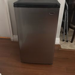 SANYO Mini Fridge 