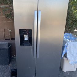 Refrigerator whirlpool side-by-side