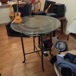 Heavy Duty Glass. Round Table.  Nice Condition.  ,,    40 D0llers.     Or Make Offer.   
