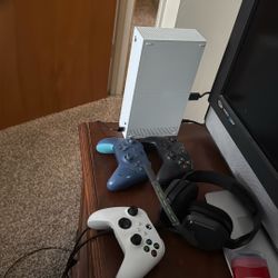 Xbox One With Controllers And Headset