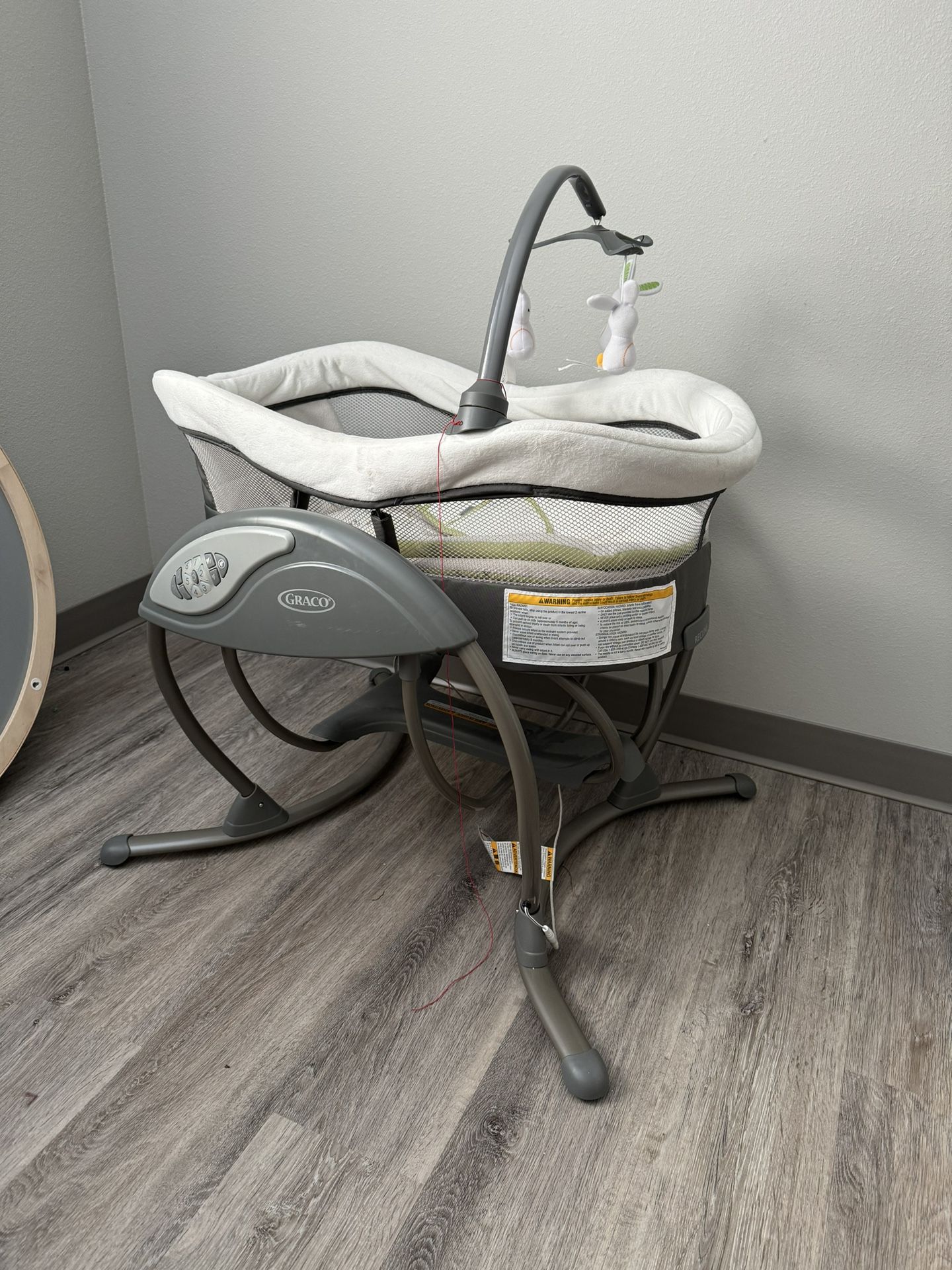 Graco Self Rocking Bassinet