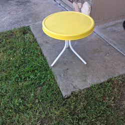VINTAGE ROUND METAL TABLE