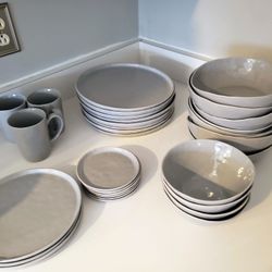 Crate&Barrel Dinner Dish Set