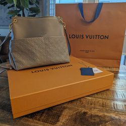 Stunning Louis Vuitton Maida Hobo Handbag for Sale in Gilbert, AZ
