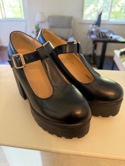 Mary Janes's Black T-Strap Platform Heels (US 6)