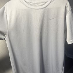 Men’s Nike Performance Shirt – Size Large, Light Gray Activewear
