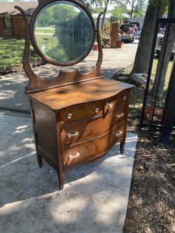 Dresser With Mirror