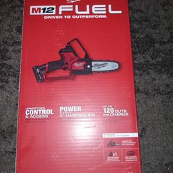 Milwaukee M12 Fuel Hatchet 6" Pruning Saw Kit With 4.0amphr Battery and M12 Charger