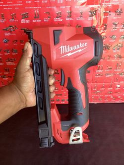 MILWAUKEE M12 12-VOLT LITHIUM -ION CORDLESS CABLE STAPLER ( TOOL ONLY )