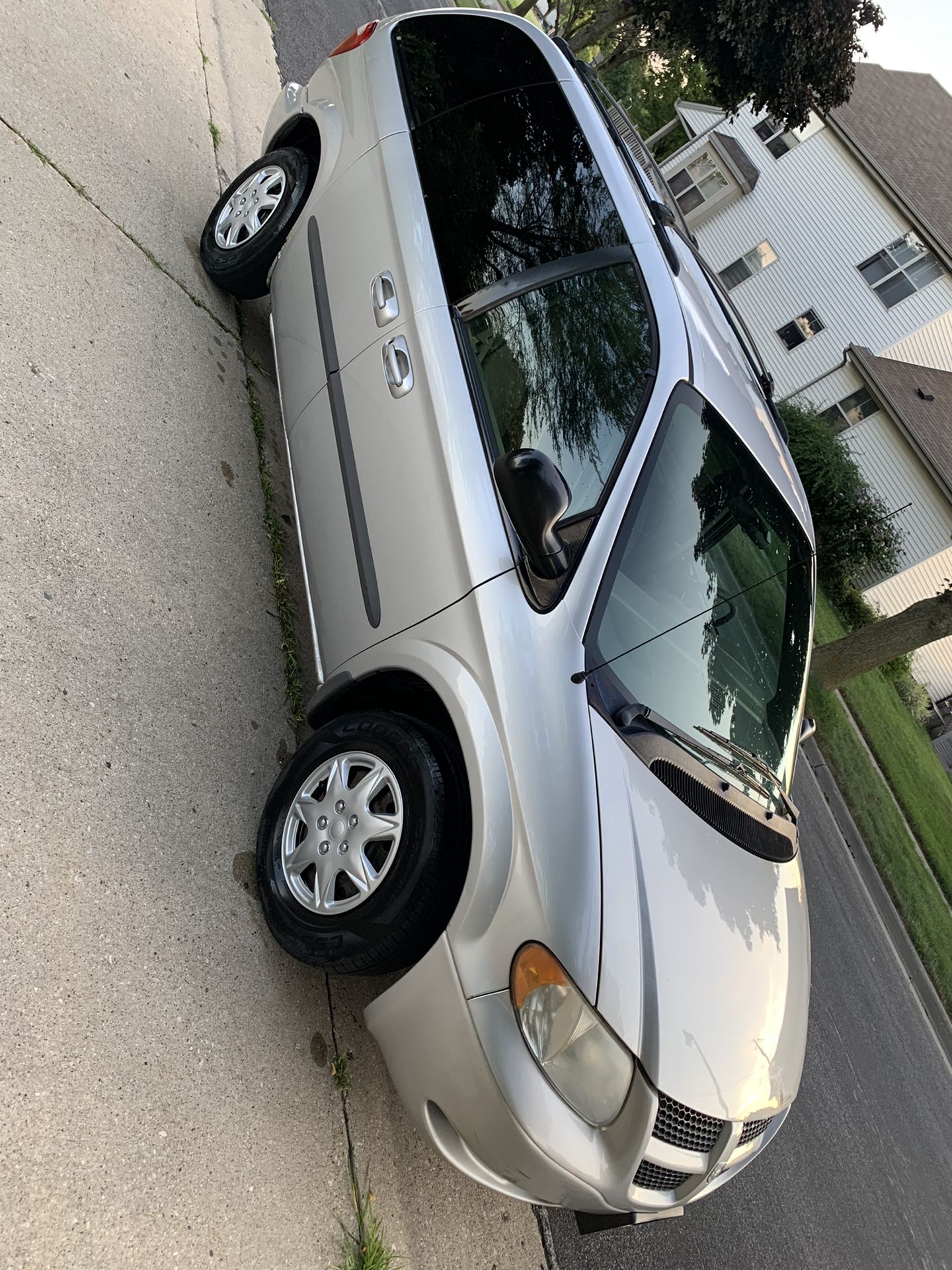2002 dodge caravan (Great condition) Runs great Clean in and out Cloth seats Nice CD player Great sound system Cold 🥶 air Hot 🥵 heat N