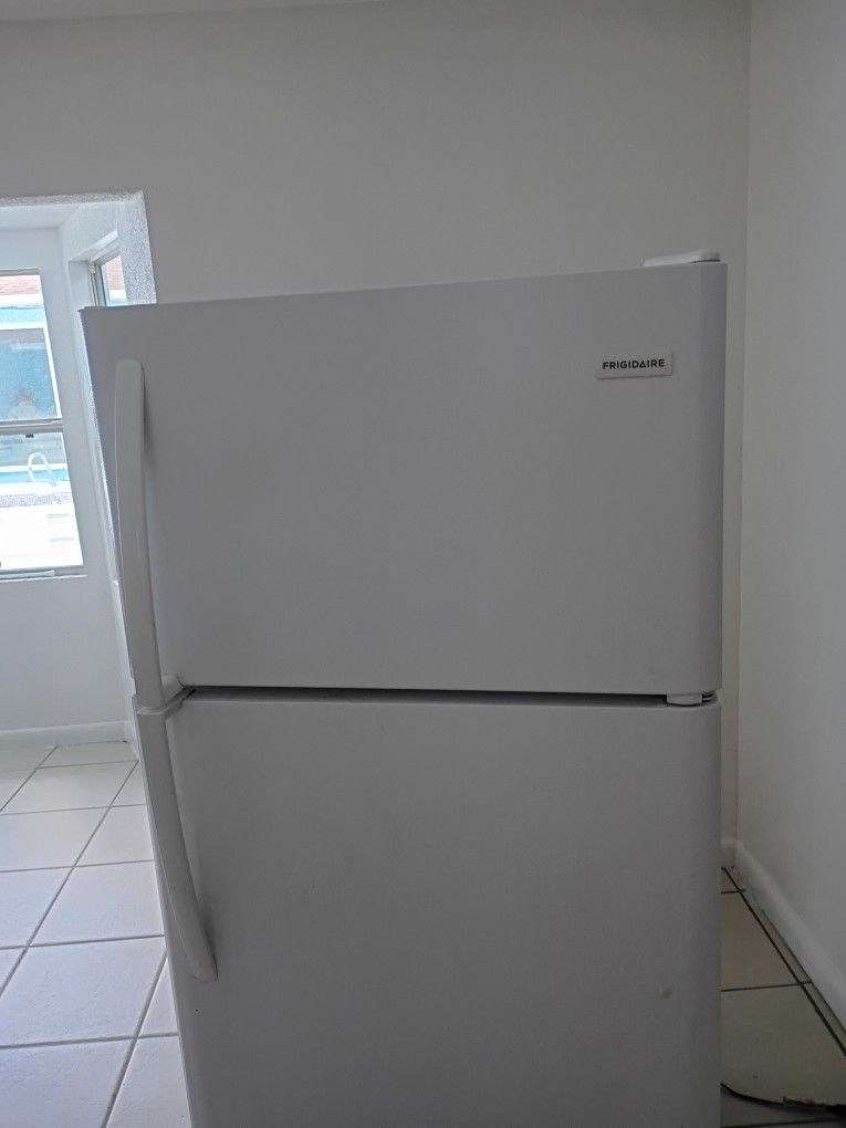 Frigidaire Fridge Working Good And Smooth Water Can Turn Ice In Couple Hours