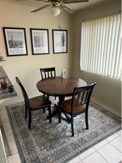 Dining room table + 4 chairs