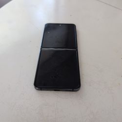 Damaged Samsung Galaxy Z Flip 4