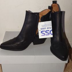 Woman  Boots 👢 size 5.5  Botas De Mujer 
