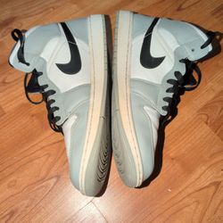 Jordan 1 Light Smoke Grey