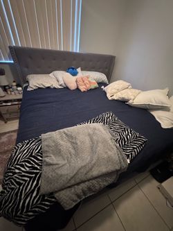 Se dona cama queen solo colchón