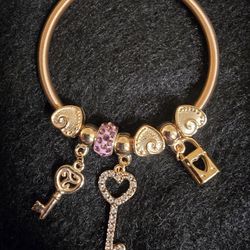 Heart And Key Charm Stretch Bracelet 