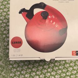 Red Le Creuset Tea Kettle 1.6 L