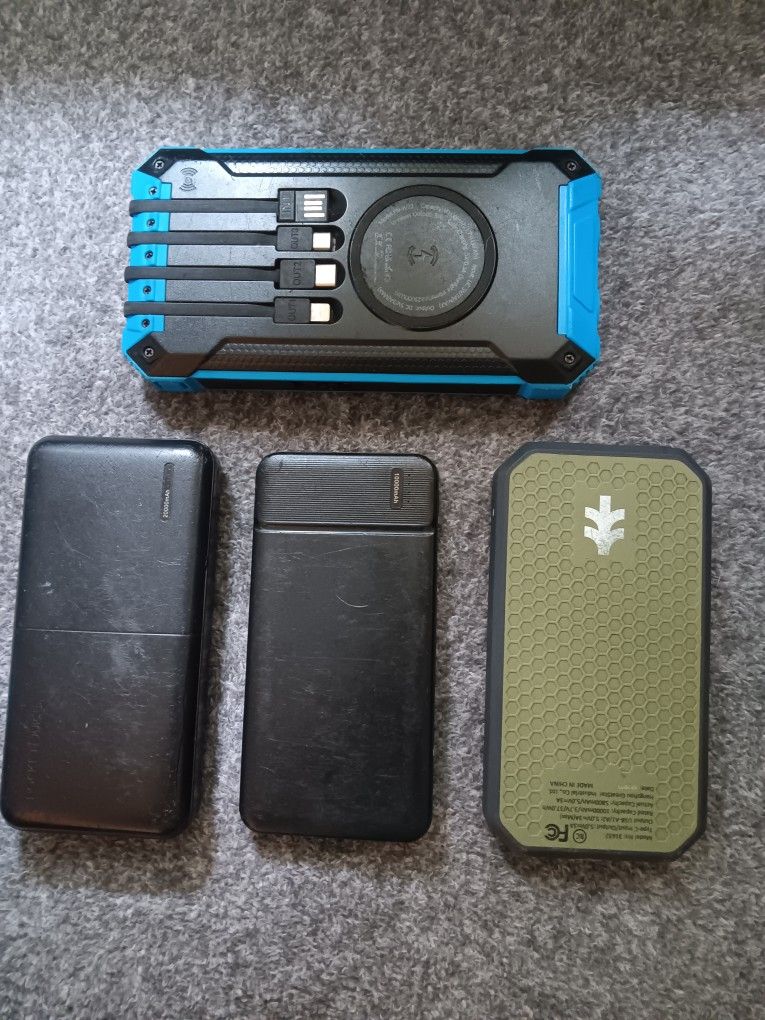 4 Battery Packs For $15 Two 10,000 Mah And Two 20,000 Mah 