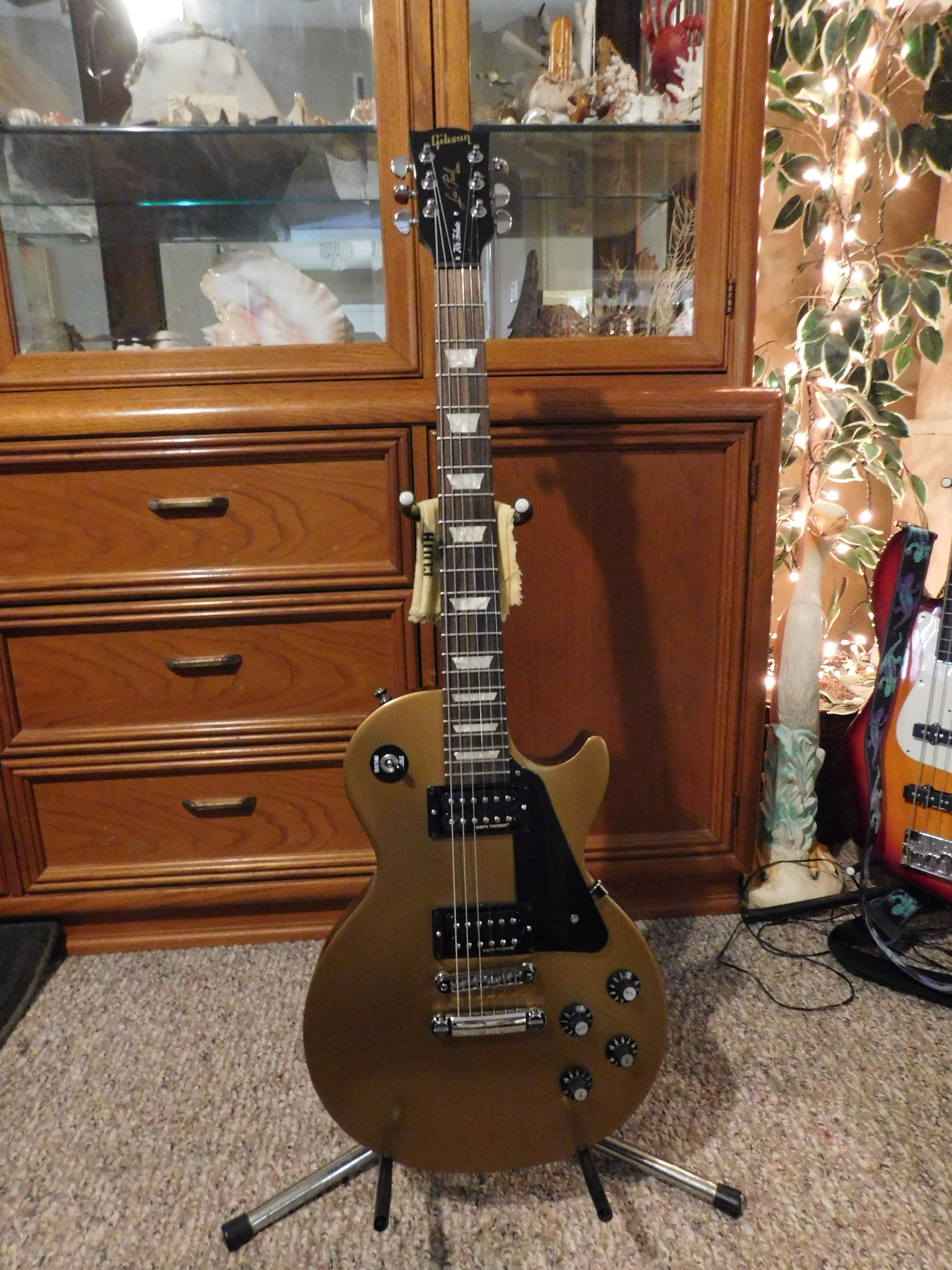 2013 GIBSON 70'S TRIBUTE LES PAUL ELECTRIC GUITAR W/ ORIGINAL GIG BAG . MUSICAL INSTRUMENT. BEAUTIFUL LOOKING AND PLAYING GUITAR.