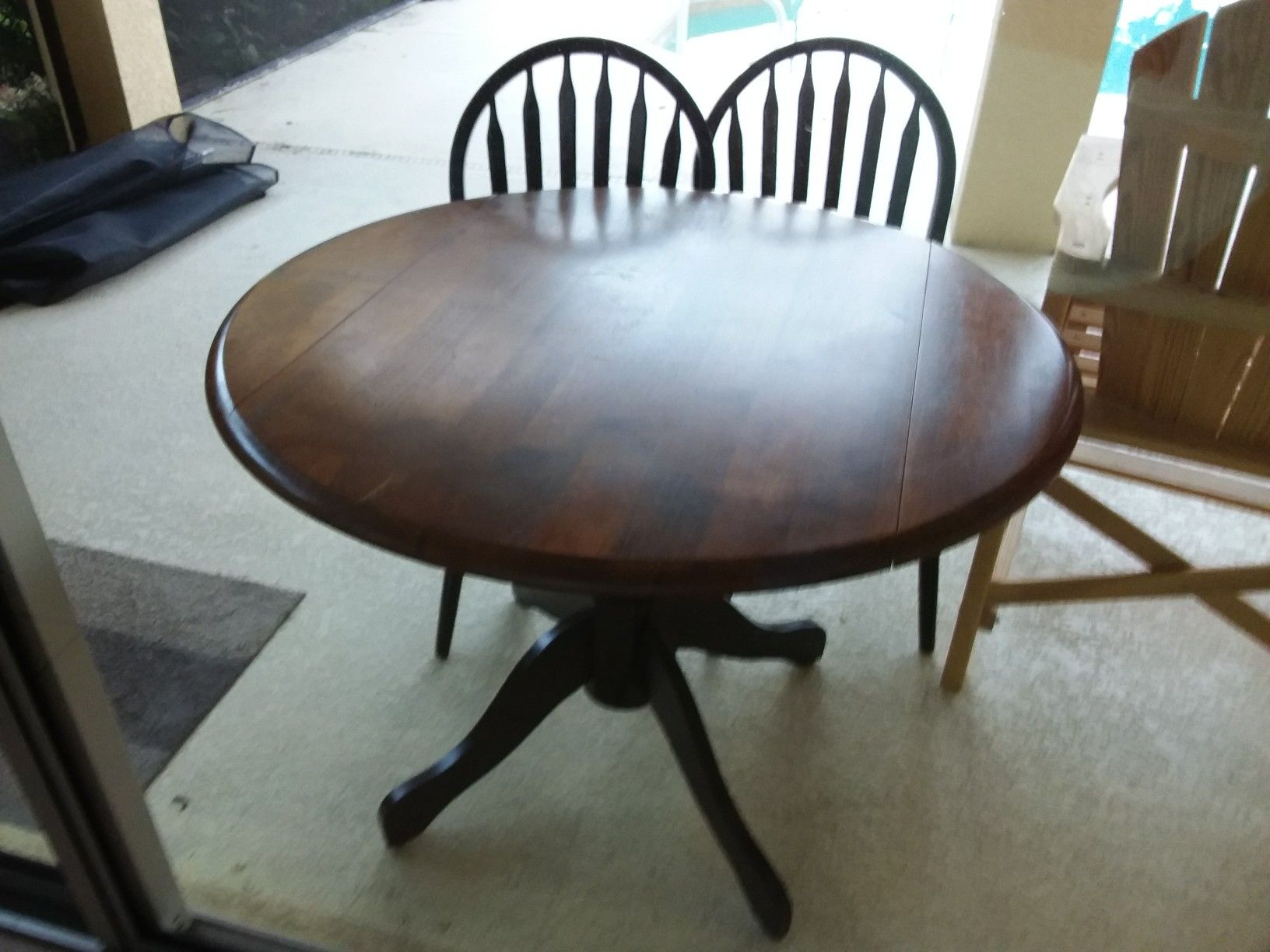 Round Table and 2 Chairs Free