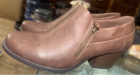 These are like new woman’s size 10 baretrap ankle booties which typically retail brand new between $40 and $85, depending on the specific model and r