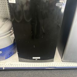 LARGE WHYNTER MINI FRIDGE 