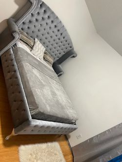 Queen bed set  mattress not included