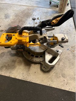 DEWALT 15 Amp Corded 12 in. Single Bevel Compound Miter Saw