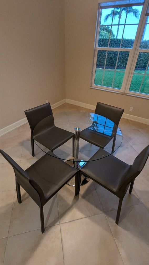 Round Dining Table And Chairs 