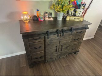 Entry way hutch