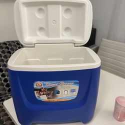 Igloo Island Breeze 28 Quart Rolling Cooler