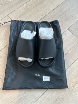 Yeezy Ys-1 black slides (not adidas) https://offerup.com/redirect/?o=WWVlenkuY29t (12)