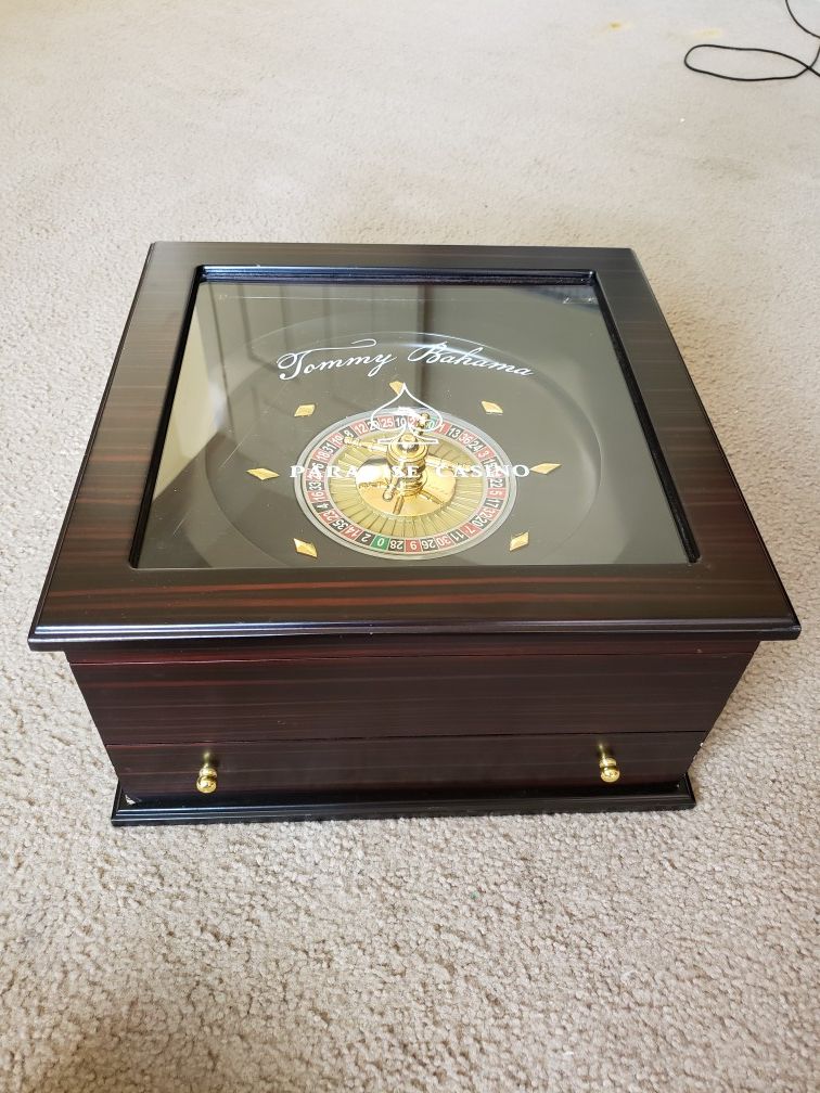Tommy Bahama Paradise Casino Roulette Wheel Set for Sale in Renton 