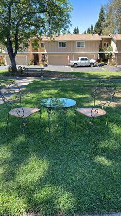 Bistro set (1 table 2 chairs)